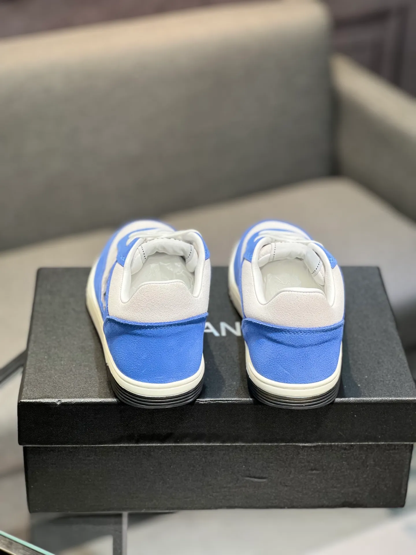 Men's men's shoes 💰620 Exclusive real shot (top version) CHANEL Chanel's new panda sneakers Panda shoes Chanel 2025ss color matching thick-soled casual sports shoes sneakers Counter synchronization The counter is very popular Very difficult to buy a shoe The most popular thick-soled panda shoes on the Internet It is obvious that Xiaoxiang control cannot miss it Simple and versatile white shoes that have both good looks and comfort Thick sole increases height, is super versatile and can be worn with eyes closed😍 Whoever wears it will look better. Upper: calfskin. Lining: imported sheepskin lining. Outsole: TPU original outsole. Size: 35-44 (41 for women, 40 for men, custom made).
